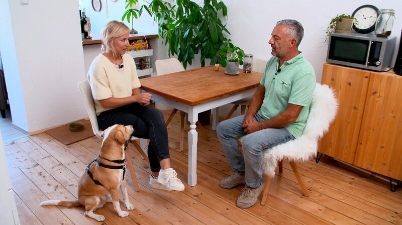 Hundecoach Andreas Ohligschläger mit Halterin Lara und ihrem Hund Lasse. – Bild: WDR/​Fernsehkraft UG