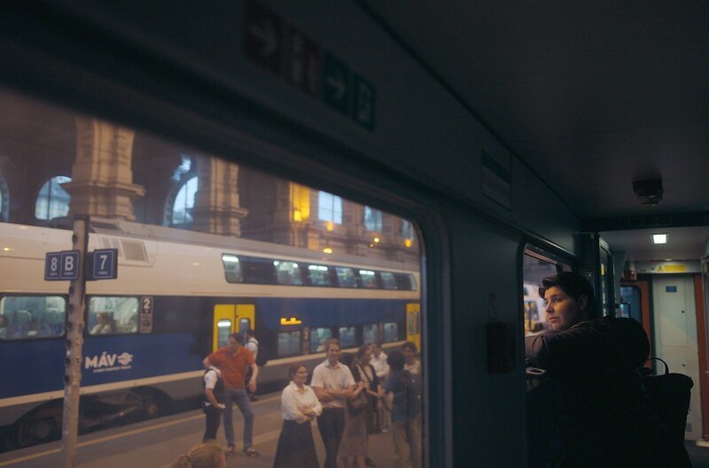 Die Schlafcoachin Melanie Pesendorfer am Zugfenster. – Bild: RBB /​ molleundkorn