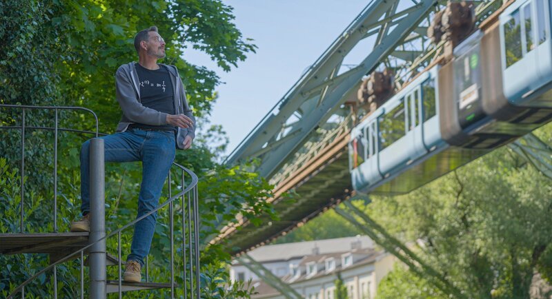  Einmal im Leben durch Wuppertal schweben! Die Wuppertaler Schwebebahn feiert ihren 125. Geburtstag – ein „einzigartiges“ Verkehrsmittel in einer besonderen Stadt. – Marius Freitag kümmert sich mit dem Verein „Aufbruch am Arrenberg“ darum, das ehemals abgehängte Quartier wieder lebenswert zu machen.  – Bild: WDR/​Jörg Adams /​ WDR Kommunikation/​Redaktion Bild