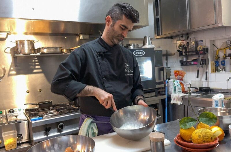 Der Chefkoch Gonçalo Queiroz interpretiert die Sericaia, ein typisches Dessert aus Portugal, neu. – Bild: Elephant Doc