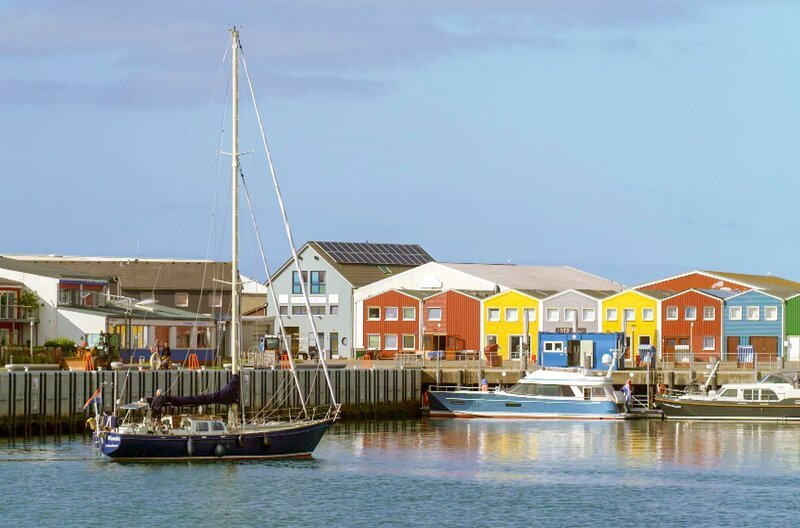 Weit draußen vor der deutschen Nordseeküste liegt Helgoland: eine beliebte Urlaubsinsel mit kaltem Wasser und Steilküsten aus rotem Buntsandstein. – Bild: Elephant Doc