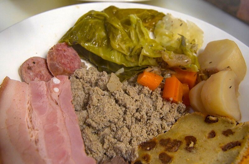 In der Bretagne gibt es einen Eintopf, der viele Bretonen von Kindesbeinen an begleitet: Kig ha farz. – Bild: Elephant Doc