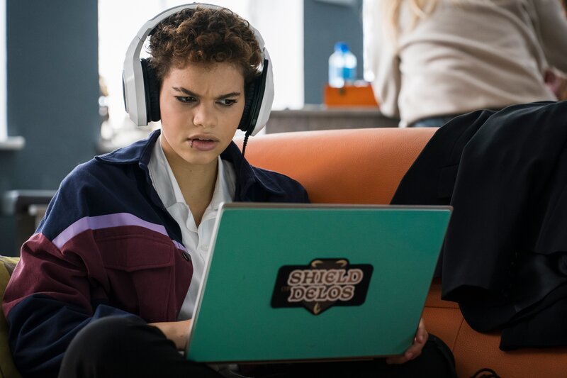 Ava (Mia Stieber) bekommt beim Zocken einen Hinweis, den sie für den Prozess nutzen kann. – Bild: mdr/​Saxonia Media/​Thomas Dietze