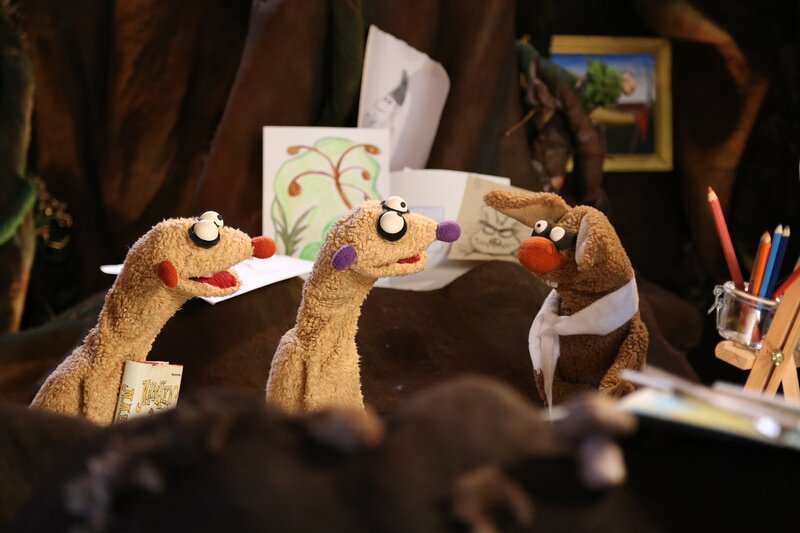 Jan und Henry suchen das sich kratzende Rumpelstilzchen und treffen dabei auf einen künstlerischen Hasen. – Bild: rbb/​bigSmile