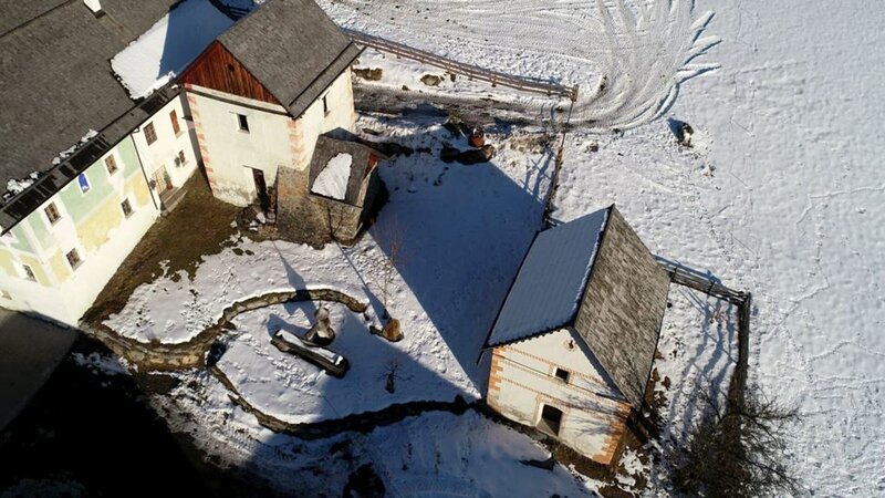 800 Jahre altes Gehöft der Bergbauernfamiie Lerchner in Lessach im Lungau. – Bild: ORF/​Ranfilm