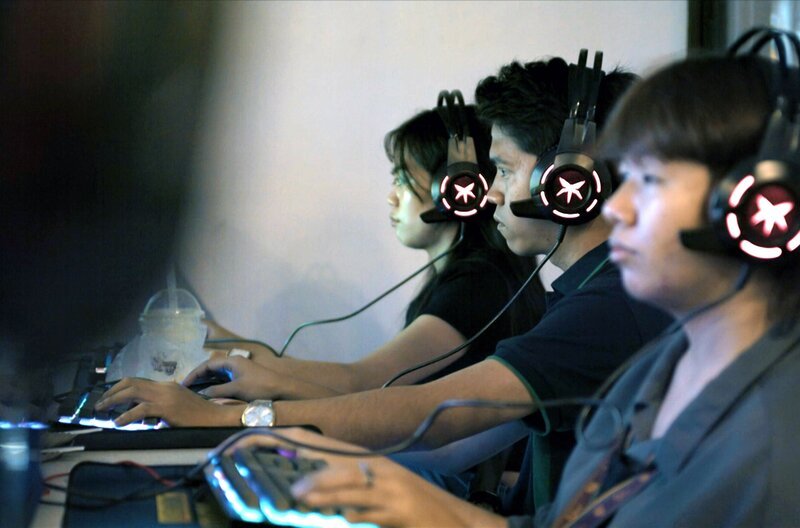 Auf den Philippinen befinden sich die digitalen „Sweatshops“ der Tech- und KI-Unternehmen aus den USA: ohne Arbeitsverträge, Mindestlohn oder Absicherungen jeglicher Art. – Bild: Kick Film