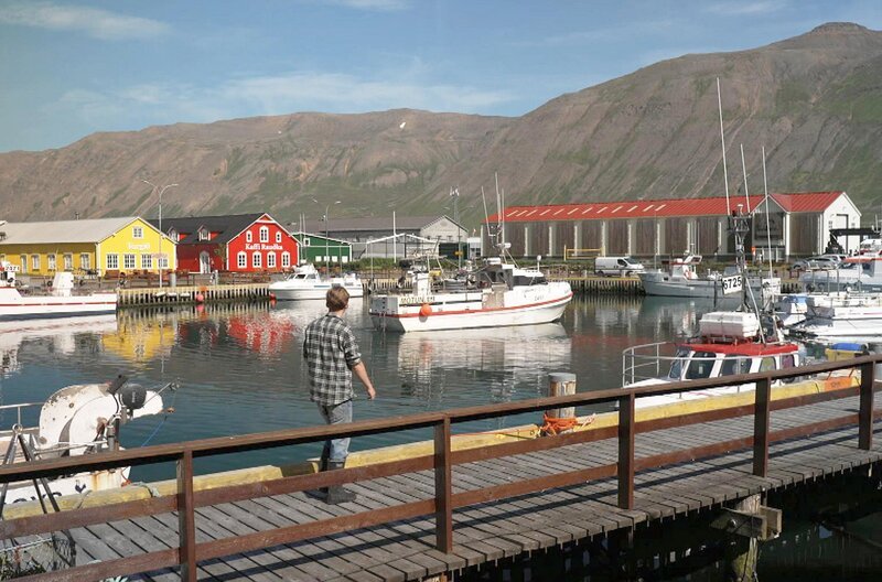 Für den Roman „60 Kilo Sonnenschein“, der vom Einbruch der Moderne am Siglufjörður-Fjord erzählt, erhielt Hallgrímur Helgason den Isländischen Literaturpreis. – Bild: ARTE F /​ Elephant Doc