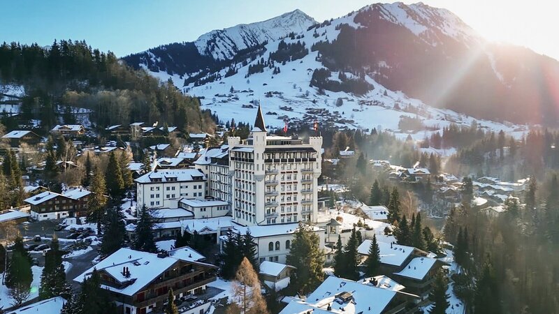 Das Hotel Gstaad Palace wurde 1913 eröffnet. Es zählt zu den letzten familiengeführten 5-Sterne-Hotels Europas. – Bild: ZDF und SRF