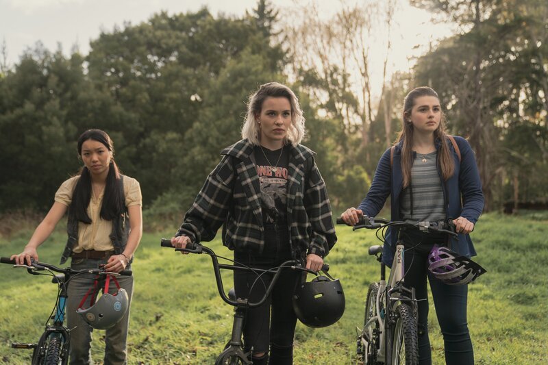 Caroline (Jacqueline Joe, l.), Issie (Macey Chipping, M.) und Natasha (Antonia Robinson, r.) gehen der Standortortung nach, die Natasha auf dem Handy ihres Vaters entdeckt hat, um herauszufinden, wer sich hinter der Abkürzung A. verbirgt. – Bild: ZDF/​Matt Klitscher