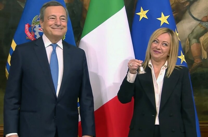 Mario Draghi übergibt das Amt des italienischen Ministerpräsidenten an Giorgia Meloni. – Bild: ARTE F /​ Lila Production