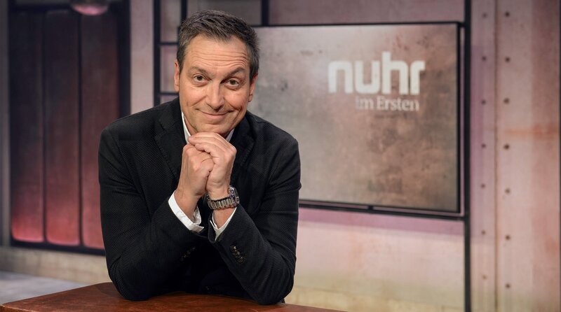 Die auftretenden Gäste bei „Nuhr im Ersten“ sind seit Jahren mit das Beste, was Deutschlands Comedy- und Satirelandschaft zu bieten hat. Grund genug, eine Auswahl der besten und lustigsten Auftritte nochmals zu genießen. Mit dabei: Paul Panzer, Bastian Bielendorfer, Alfred Dorfer, Mirja Boes, Jonas Greiner, Chin Meyer, Abdelkarim, Christiane Olivier. – Dieter Nuhr – Bild: rbb/​Daniel Porsdorf