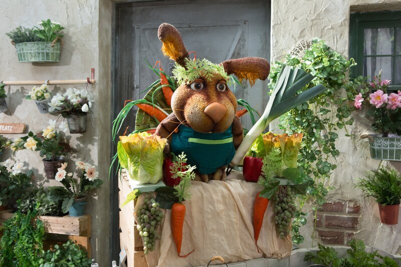 Hase Otto (Franziska Rattay) ist der Meister der weisen Lauchstange und gibt bei der diesjährigen Schnipseljagd ein schweres Rätsel auf. – Bild: ZDF/​Zia Ziarno