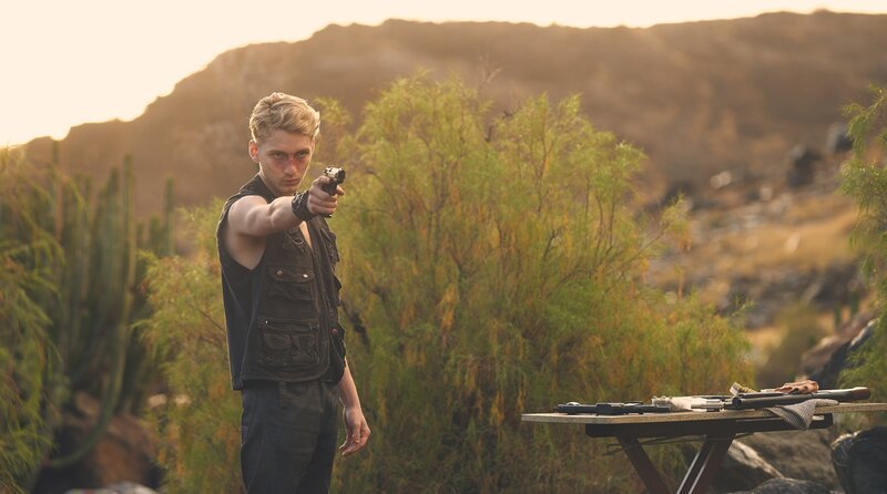 Kai (Julius Gause) möchte alle blutrünstigen „Jäger“ ausschalten. – Bild: ARD Degeto Film/​SWR/​Syrreal Entertainment/​Håvard Schei