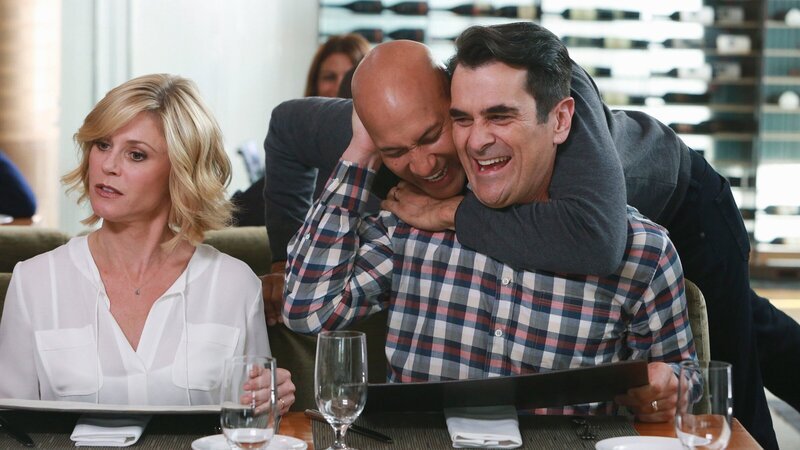 L-R: Claire Dunphy (Julie Bowen), Tom Delaney (Keegan-Michael Key), Phil Dunphy (Ty Burrell) – Bild: PLURIMEDIA (20th Century Fox)