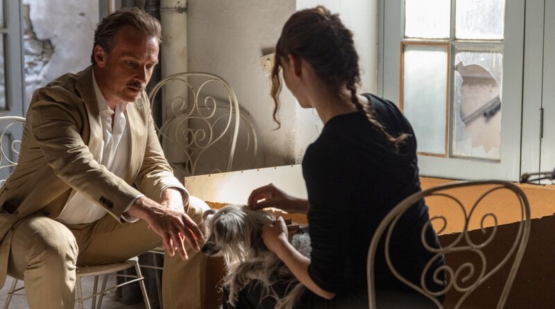 Zajak (Lucas Gregorowicz, l.) gewinnt das Vertrauen von Vera (Emily Kusche, r.). – Bild: ARD Degeto Film/​SWR/​Syrreal Entertainment/​Kurt Patzak