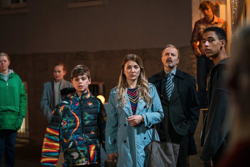 Angetrieben von Maliks (Jonathan Vöhringer, rechts) Mut wollen alle Einsteiner*innen gemeinsam Frau Lehmann (Kathi Wolf, 2. von links mit Robert Schupp) überzeugen, dass Hugo (Lennox Dreer, links) am Einstein bleiben darf. – Bild: mdr/​Saxonia Media/​Thomas Dietze