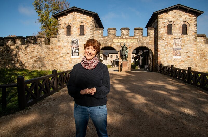 Willkommen auf der Saalburg! Katharina Grießhaber und Kollegen führen die Gäste durch das einzige, nahezu vollständig rekonstruierte Kastell am Limes. – Bild: HR