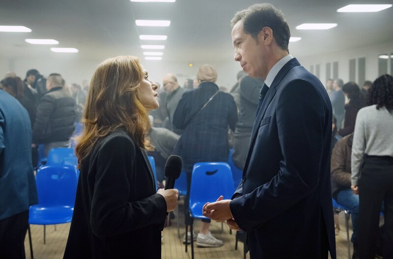 Während ihrer Amtszeit als Bürgermeisterin konnte Clémence (Isabelle Huppert) sich stets auf ihren Kabinettschef Yazid (Reda Kateb) verlassen. – Bild: Jérôme Prébois Während ihrer Amtszeit als Bürgermeisterin konnte Clémence (Isabelle Huppert) sich stets auf ihren Kabinettschef Yazid (Reda Kateb) verlassen. – Bild: Jérôme Prébois