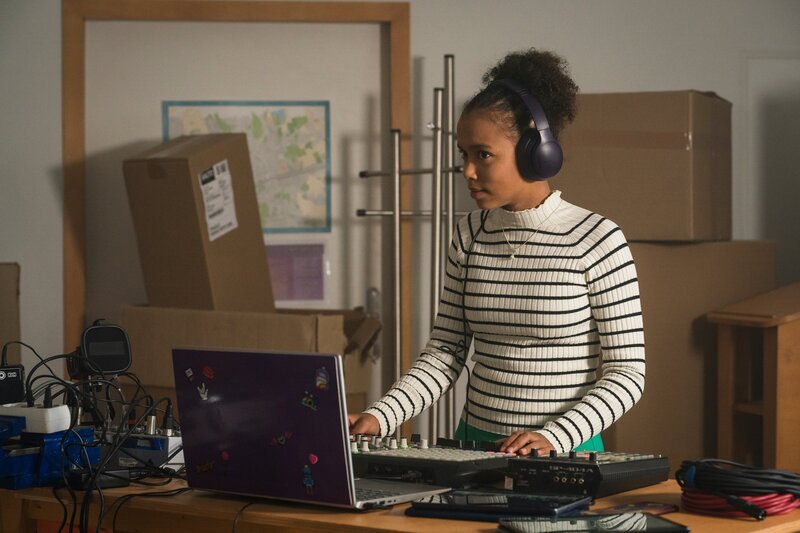 Ruby (Sonia Kantati) schaut skeptisch auf die singende Lehrerin. – Bild: mdr/​Saxonia Media/​Thomas Dietze