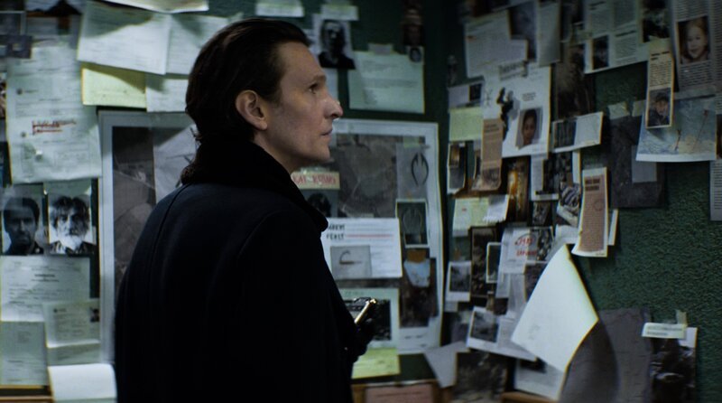 Quito (Sabin Tambrea) entdeckt neue Zusammenhänge. – Bild: ARD Degeto Film/​SWR/​Syrreal Entertainment/​Christian Huck (Repro)