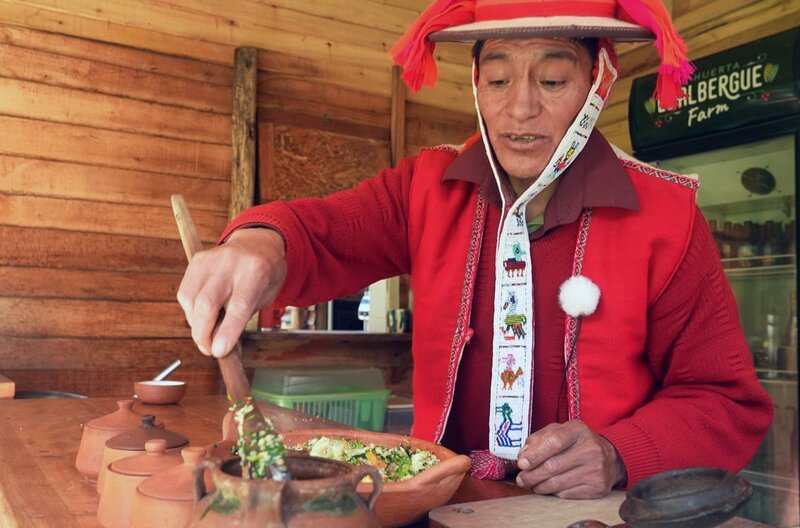 Der Küchenchef Isaac Riquelme ist Experte der spirituellen Andenküche und bereitet Pachamanca auf traditionelle Art zu. – Bild: Elephant Doc