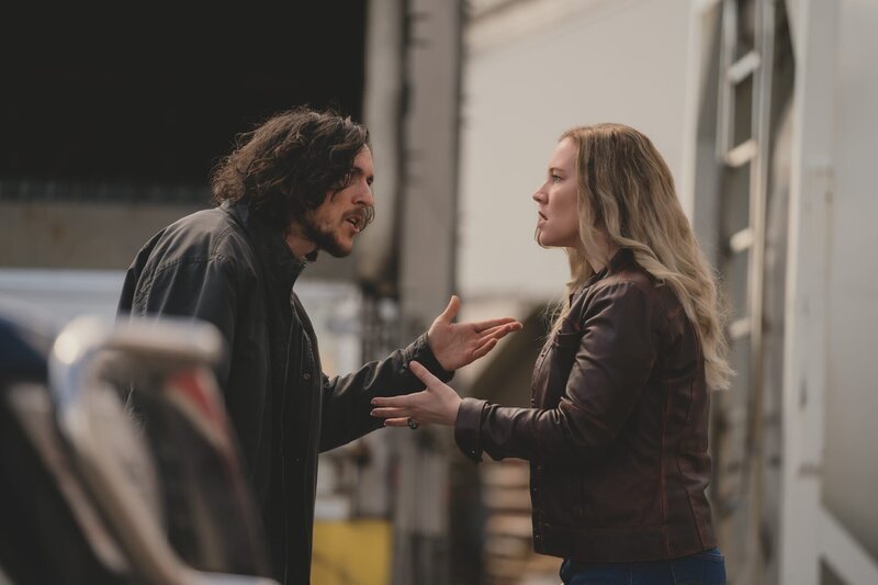 Adam (Milo Cawthorne, l.) und Frankie (Amy Usherwood, r.) streiten sich darum, wie sie die Wildpferde schnellstmöglich unbehelligt außer Landes schmuggeln können. – Bild: ZDF und Matt Klitscher