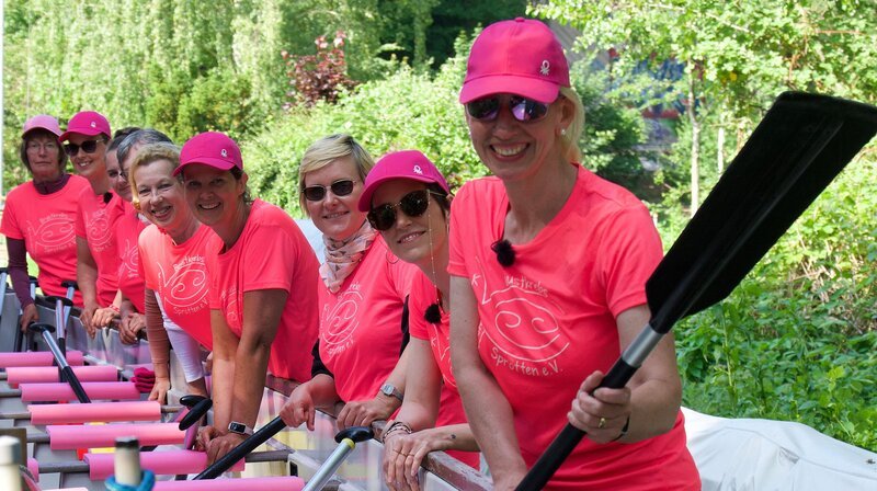Esther Irmer (vorn rechts) leitet mit viel Engagement und Power die Selbsthilfegruppe Kieler Brustkrebssprotten. Frauen, die an Brustkrebs erkranken, finden hier Kraft, Unterstützung, jede Menge Anregungen und auch neue Freundschaften. – Bild: NDR Esther Irmer (vorn rechts) leitet mit viel Engagement und Power die Selbsthilfegruppe Kieler Brustkrebssprotten. Frauen, die an Brustkrebs erkranken, finden hier Kraft, Unterstützung, jede Menge Anregungen und auch neue Freundschaften. – Bild: NDR