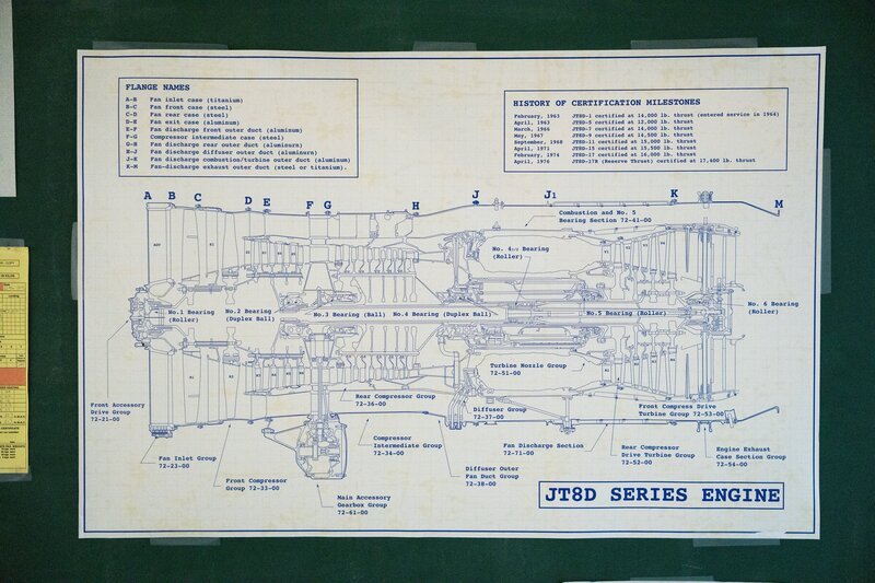 Bei der Untersuchung des linken Triebwerks der Boeing 737⁠–⁠200 des Air Algérie-Flugs 6289 entdecken die Ermittler Ermüdungsrisse in zwei Leitschaufeln und identifizieren diese als Hauptursache für den Triebwerksausfall. – Bild: Shay Markowitz /​ Cineflix