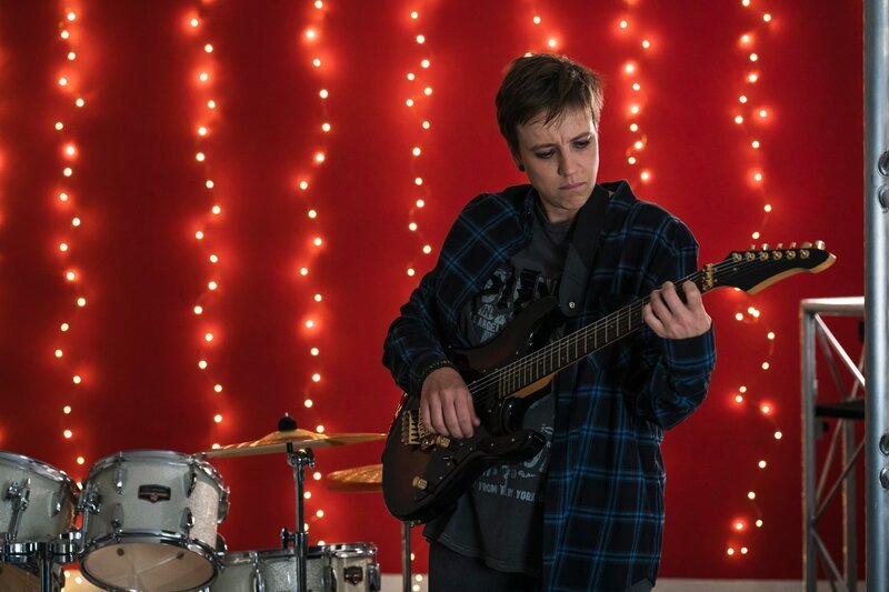 Auch Frau Schiller (Elisa Ueberschär) freut sich über die Musik-Session am Morgen und übt auf der Gitarre. – Bild: mdr/​Saxonia Media/​Thomas Dietze