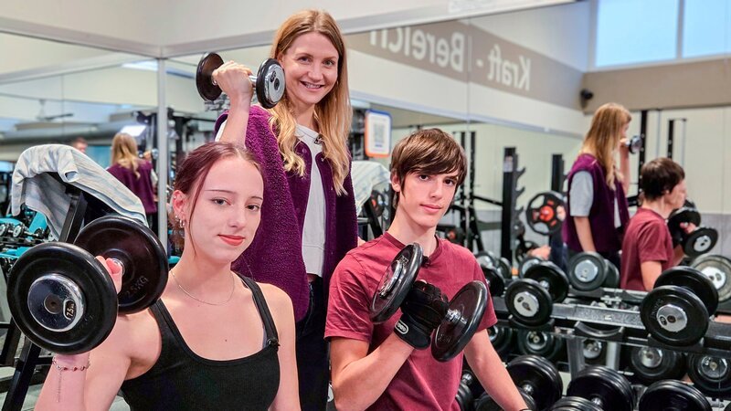 Emilia (links) und Dorian machen regelmäßig Kraftsport. Sie zeigen Reporterin Jana (Mitte), warum das auch schon im Jugendalter gesund sein kann. – Bild: WDR/tvision Emilia (links) und Dorian machen regelmäßig Kraftsport. Sie zeigen Reporterin Jana (Mitte), warum das auch schon im Jugendalter gesund sein kann. – Bild: WDR/tvision