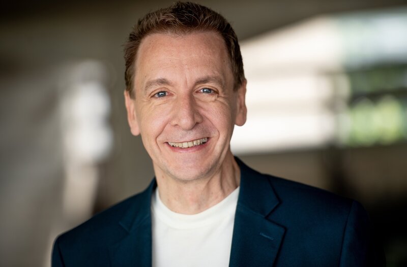 Marco Seiffert moderiert zusammen mit Tom Böttcher die radioeins-Sendung „Der schöne Morgen“ und den radioeins-Kommentatoren-Talk im Tipi am Kanzleramt vom Rundfunk Berlin-Brandenburg (rbb). – Bild: rbb/​Gundula Krause