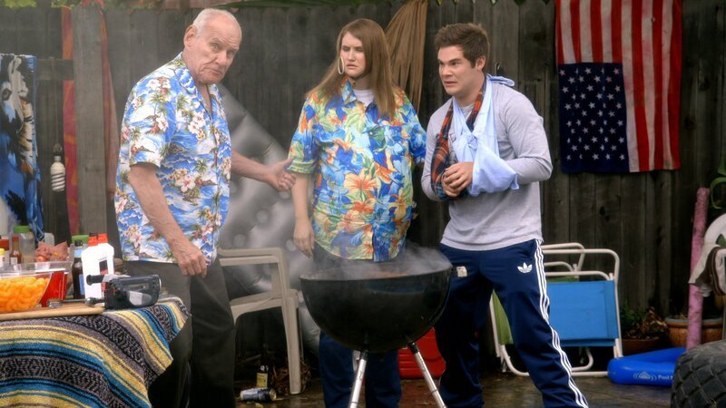 L-R: Gramps DeMamp (Michael Fairman), Jillian Belk (Jillian Bell), Adam DeMamp (Adam Devine). – Bild: Comedy Central