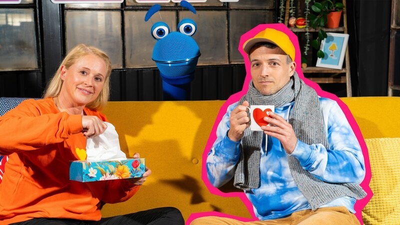 Gute Besserung! Wenn bei Singa der Hals kratzt und die „Nase läuft“ wie im Song von Simon sagt, dann helfen nur warmer Tee und eine kuschelige Decke. Hoffentlich steckt sich das SingDing nicht an. – Bild: ZDF/​Tim Bornemann