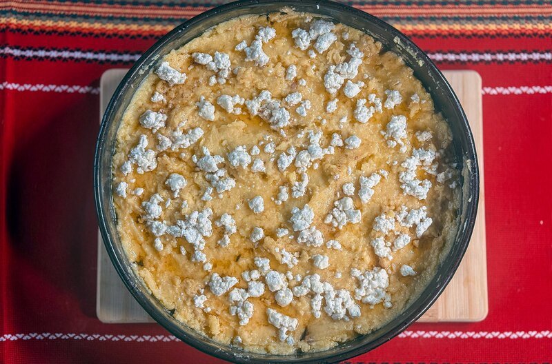 Kačamak – eine reichhaltige Art Polenta mit Schafsbutter und -käse – Bild: ZDF /​ Berlin Producers/​Steffen Bohne /​ Berlin Producers/​Steffen Bohnert