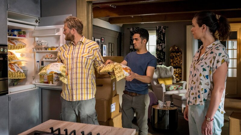 Sven und Parwes brauchen Evas Kühlschrank zum Lagern ihrer Pommes – Bild: NDR/​Boris Laewen