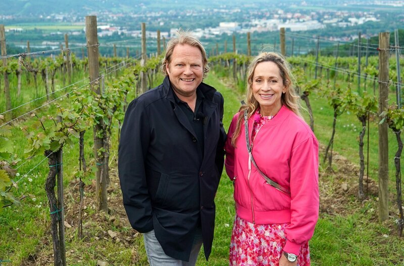 Björn Freitag (l) und Tamina Kallert unterwegs in den malerischen Weinbergen des Wiener Nussbergs. – Bild: WDR/​2bild GmbH