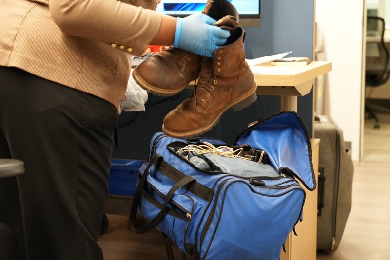 Verlorene Stiefel im Fundbüro des Flughafens TPA. – Bild: Will Weinig /​ National Geographic