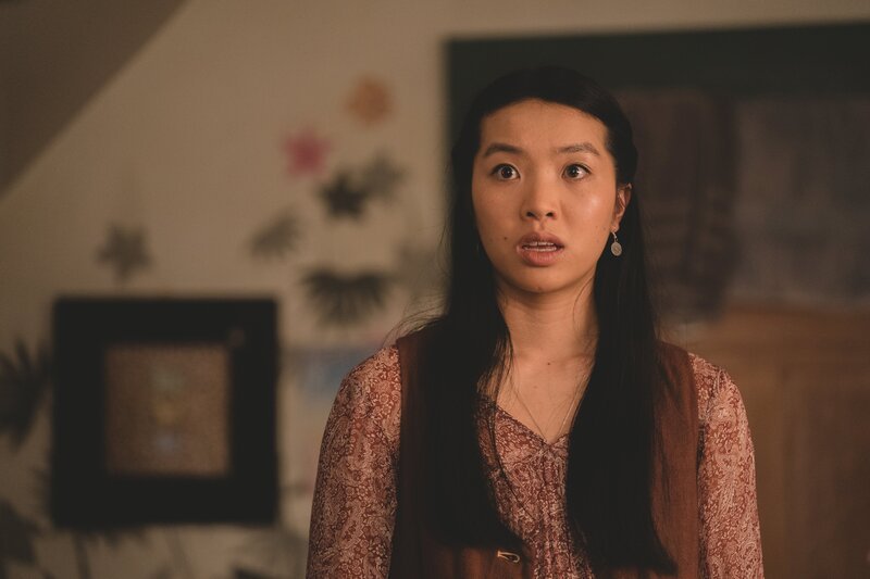 Caroline (Jacqueline Joe) befürchtet, dass Issie in Gefahr ist, nachdem sie sich bei einem Ablenkungsmanöver für Frankie verquatscht hat. – Bild: ZDF/​Matt Klitscher