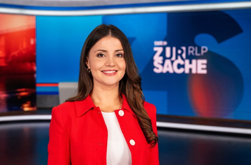 Das landespolitische Magazin, donnerstags um 20:15 Uhr im SWR Fernsehen Rheinland-Pfalz. Moderatorin Luisa Szabo. – Bild: SWR/​Patricia Neligan