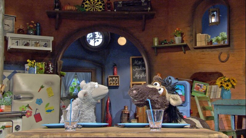 Pferd beschließt, alles genau so zu machen wie Wolle. – Bild: NDR/​Sesame Workshop