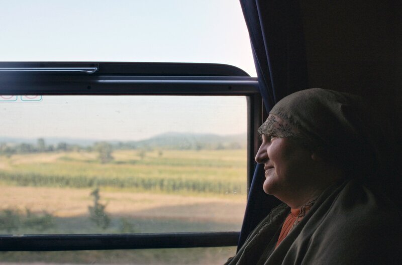 Reisende am Fenster im Optima Express – Bild: molleundkorn