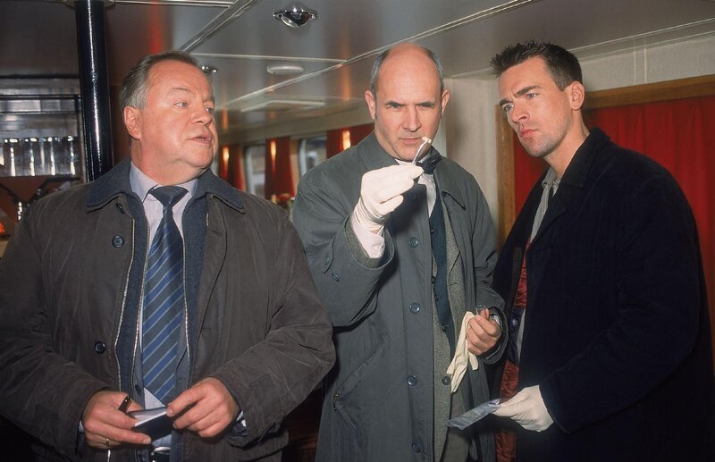 Beim Betriebsausflug auf einem Spreedampfer wurde der Firmenchef Bahlow ermordet. Kehler (Wolfgang Bathke, li.) und Bonhoff (Wolfgang Krewe, re.) ermitteln an Bord. Der Gerichtsmediziner Dr. Duhler (Klaus Schindler) hat schon eine erste Theorie zum Tathergang. – Bild: RTL /​ Rolf Baumgartner