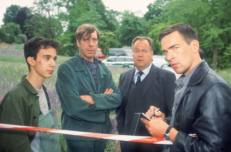 Im botanischen Garten wurde die Leiche eines Bewährungshelfers gefunden. Kommissar Bonhoff (Wolfgang Krewe, re.) und Kommissar Kehler (Wolfgang Bathke) befragen zwei Arbeiter, Uwe (Raphael Ghobadloo, l.) und Adi (Uwe Rohde), ob sie etwas gesehen haben. – Bild: RTL /​ Rolf Baumgartner