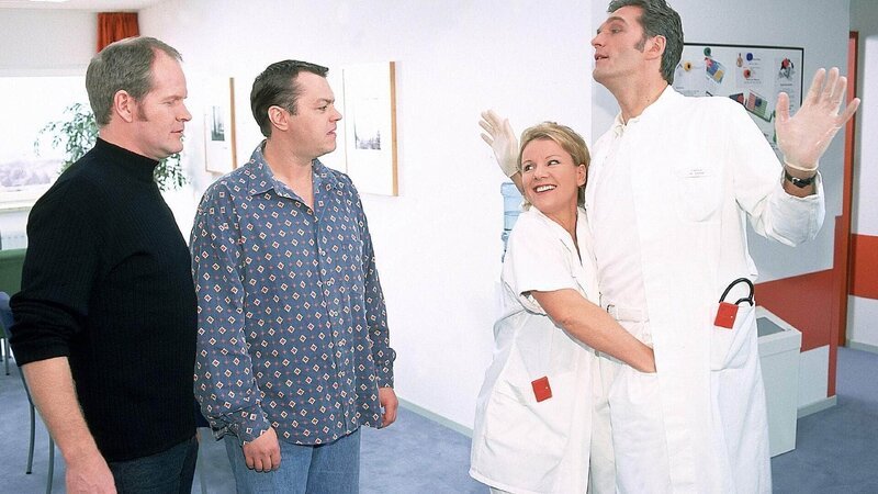 Nikola (Mariele Millowitsch) sucht den Pieper von Dr. Schmidt (Walter Sittler, r.). Erik (Guntbert Warns, l.) und Tim (Oliver Reinhard) sind misstrauisch. – Bild: MG RTL D