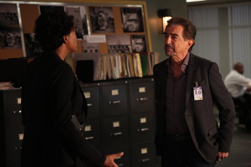 Während das Team um Rossi (Joe Mantegna, r.) in einem neuen Fall ermittelt, hat Tara (Aisha Tyler, l.) Schwierigkeiten, Privates von Beruflichem zu trennen … – Bild: American Broadcasting Companies, Inc.