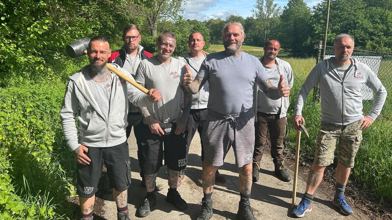 Ralf Seeger (3.v.r.) und die Harten Hunde – Bild: RTL