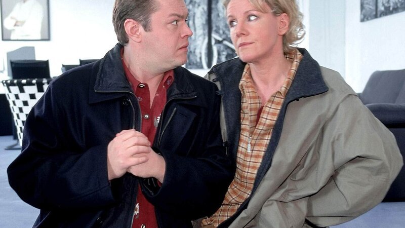 Nikola (Mariele Millowitsch) erzählt Tim (Oliver Reinhard), Dr. Schmidt habe das Kunstwerk nur gekauft, um der Galeristin Nadja Gerling zu gefallen. – Bild: RTL