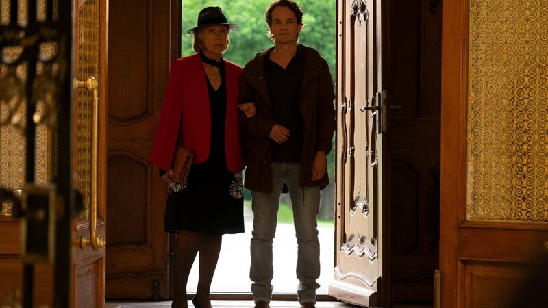 Isa von Wangenheim (Gaby Dohm, l.) ist fest davon überzeugt, dass mehr hinter dem plötzlichen Ableben ihrer Zimmernachbarin stecken muss. Tom Kupfer (Ludwig Blochberger, r.) begleitet die rüstige Rentnerin zurück ins Pflegeheim. – Bild: ZDF and Erika Hauri
