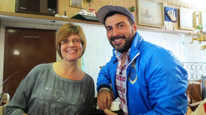 Trödelexperte Sükrü Pehlivan mit einer Käuferin auf dem Hausflohmarkt. – Bild: RTL 2