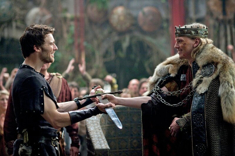 Folge 2: Das Schwert und die Krone (The Sword And The Crown) Kay (Peter Mooney) und Arthur (Jamie Campbell Bower,r.), der neue König von Britannien. – Bild: Wild Bunch